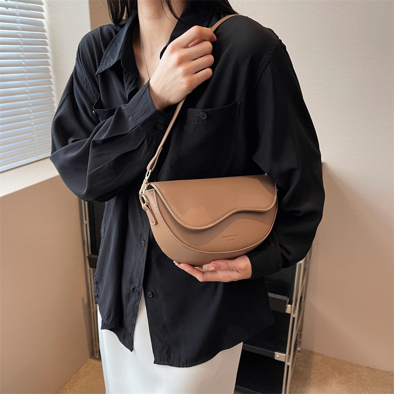 Niche bag women's fashionable high-end one-shoulder crossbody bag retro underarm saddle bag