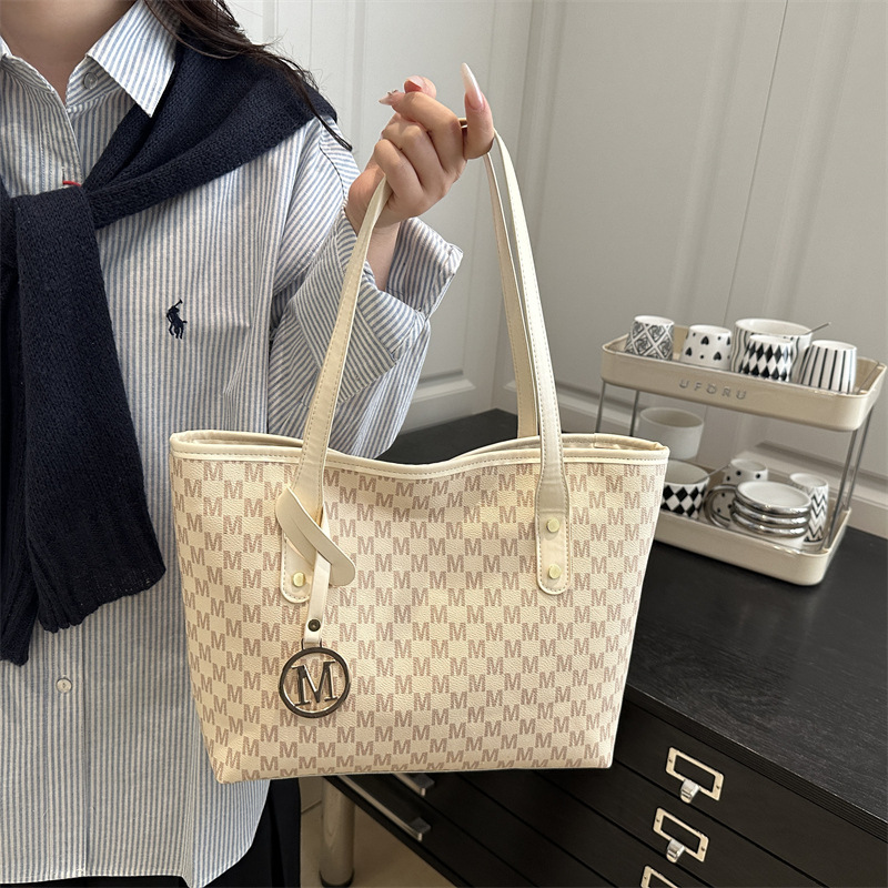 Large capacity bag versatile advanced class one-shoulder commuting texture handheld tote bag